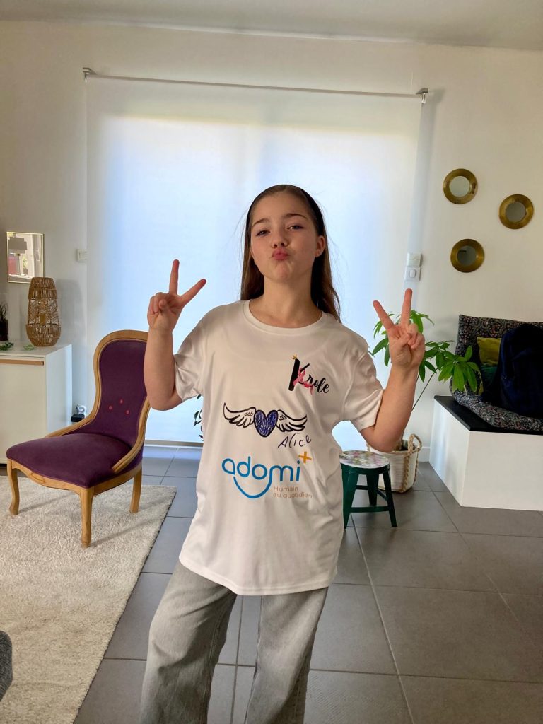 🎀 Ce matin, elle a enfilé son t-shirt avec fierté.